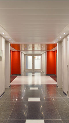 Iluminação eficaz de áreas de circulação com a iluminação de escritório Philips