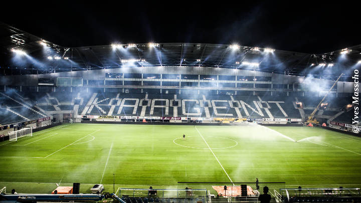  A Iluminação Philips garante que tanto os jogadores como os espetadores têm uma visibilidade nítida no Ghelamco Arena, Bélgica