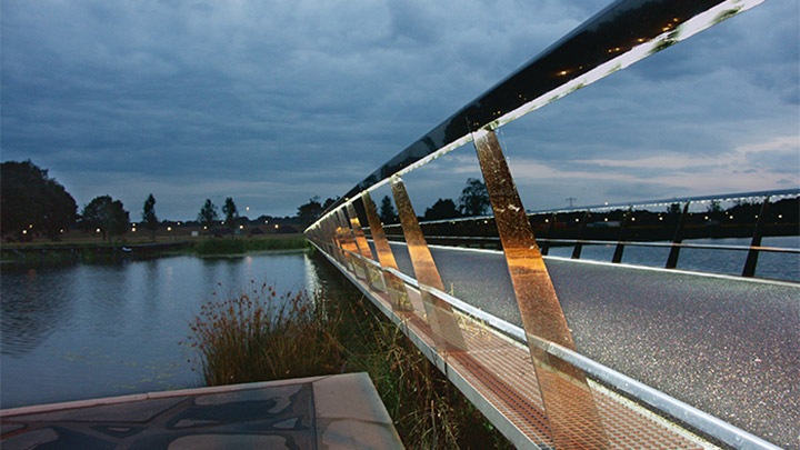 Ponte no High Tech Campus começa a ser iluminada quando o sol se põe