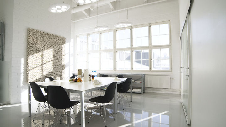 A iluminação LED Philips para escritórios nesta sala de reuniões da Pentagon Design fomenta a criatividade