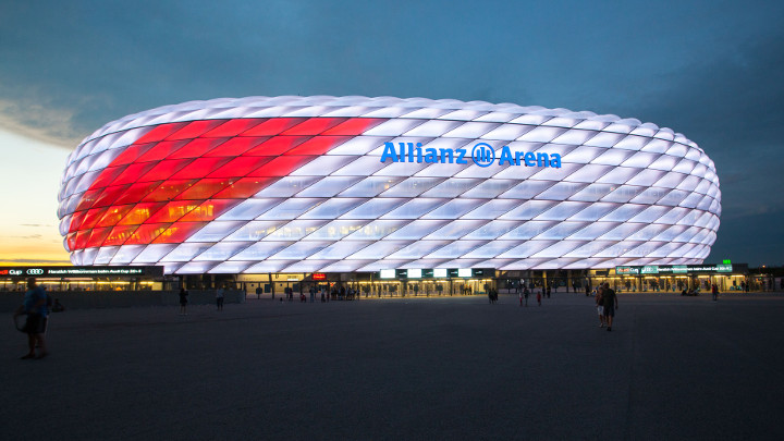 Nova fachada em Allianz Arena, Munich, Germany