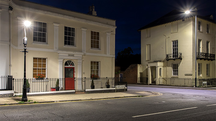 Luminárias iluminam uma casa em Stratford-upon-Avon