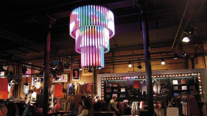 Loja de vestuário iluminada com iluminação Philips AmbiScene