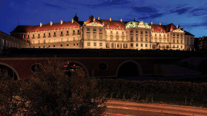 A iluminação Philips transforma o Palácio Real da Polónia num marco icónico