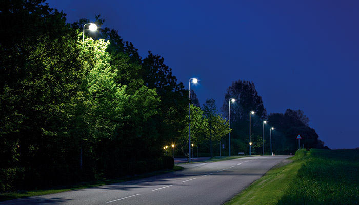 Rua bem iluminada por iluminação LED Philips