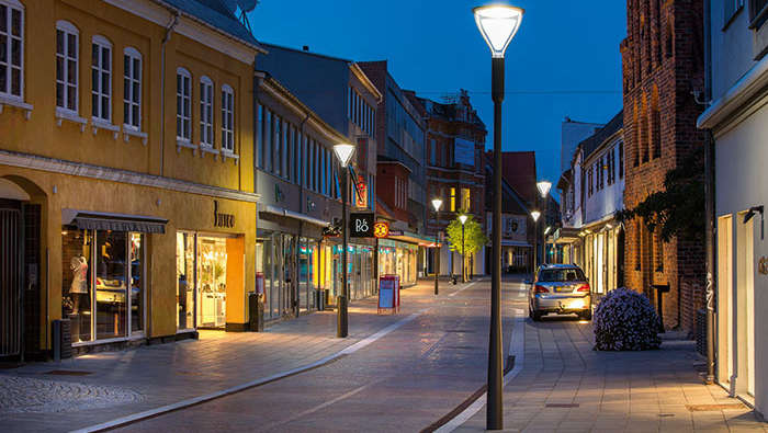 Rua comercial iluminada com iluminação citadina Philips
