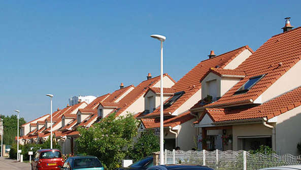Rua com luminárias de poste à luz do dia
