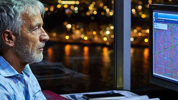 Operador de iluminação a olhar para a plataforma CityTouch no computador