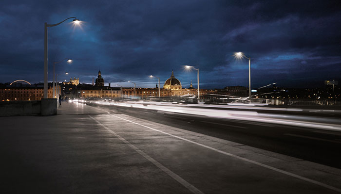 Ponte Guillotière em Lyon, França, iluminada com iluminação inteligente Philips