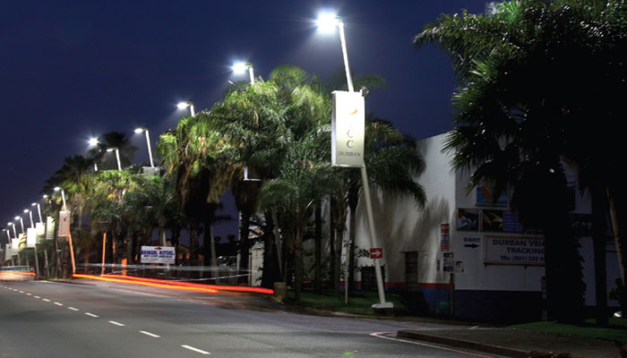Rua bem iluminada por iluminação LED Philips