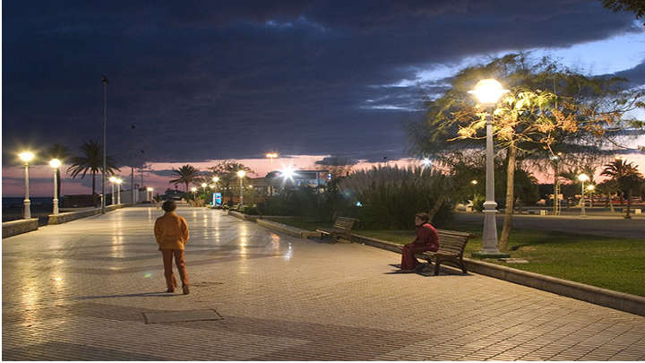 Passeio marítimo iluminado para criar uma sensação de sustentabilidade