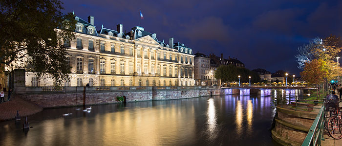 Fachada de edifício iluminada com luzes Philips
