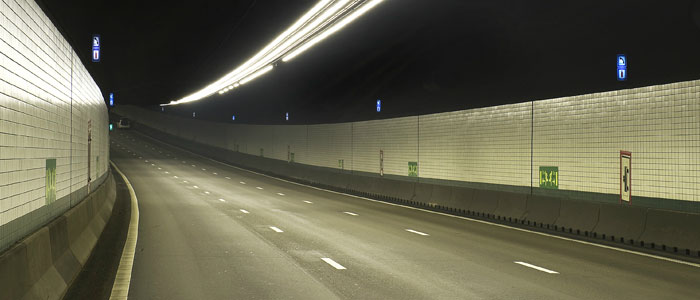 Túnel iluminado por Iluminação Philips