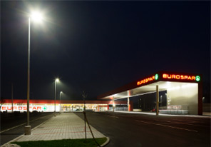 Estacionamento no exterior no Eurospar, Viena, Áustria, iluminado com iluminação LED Philips