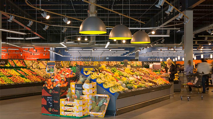 Secção de frutas e legumes iluminada com iluminação LED Philips