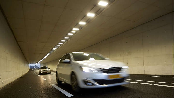 Túnel bem iluminado pela Iluminação Philips - TotalTunnel