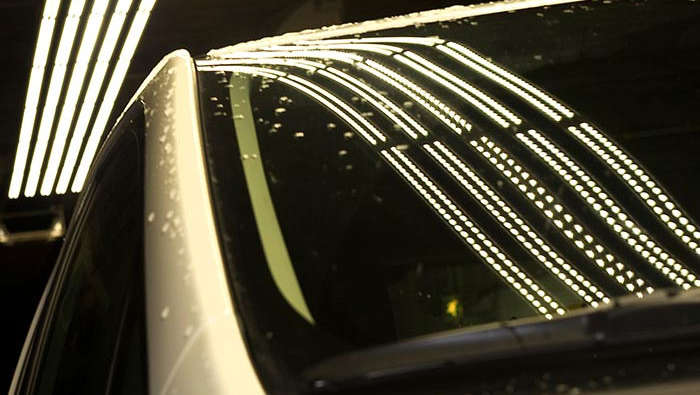 Reflexo da luz do túnel num automóvel
