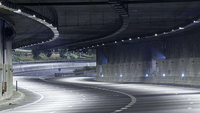 Túnel bem iluminado pela Iluminação Philips