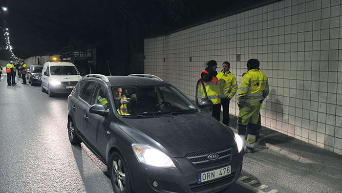 Funcionários da empresa de manutenção a trabalhar no Túnel de Lundby iluminado pela Philips  - Luz LED de túnel