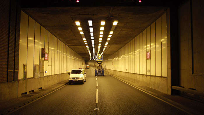 Trabalhadores no interior de um túnel a fazer a manutenção da iluminação