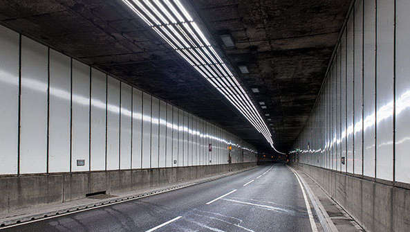 Túnel de Meir iluminado por Iluminação Philips para túneis