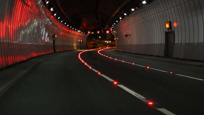 A iluminação Philips orienta os condutores para garantir a entrada segura no túnel de Saltash