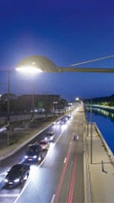 Um olhar mais atento para uma luminária de poste numa rua iluminada com luz branca Philips