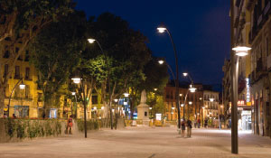 Praça bem iluminada com a luz branca Philips
