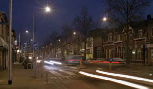 Rua congestionada numa zona residencial iluminada pela Philips
