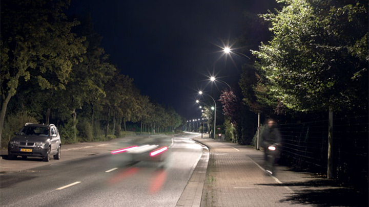 Luz branca Philips ilumina de forma eficaz uma rua