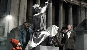 Pessoas admiram uma estátua iluminada com a luz branca Philips
