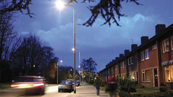 Zona residencial bem iluminada com a luz branca Philips