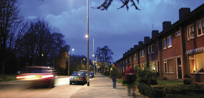 Automóveis numa rua iluminada de forma eficaz com luz branca Philips