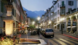 Centro da cidade iluminado com a bela luz branca Philips 