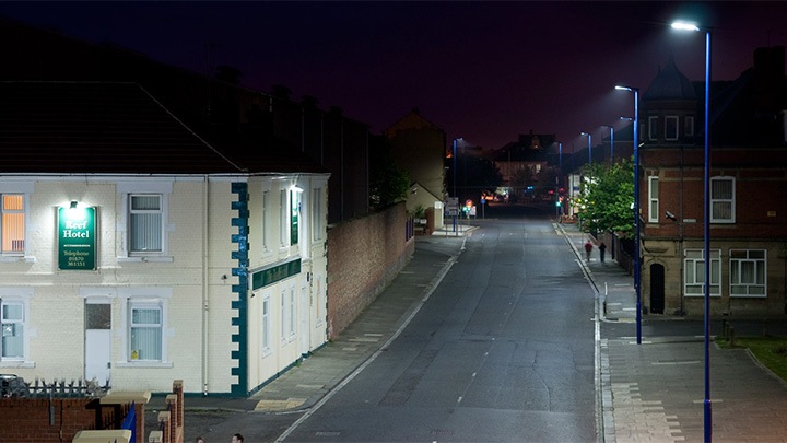 Uma rua iluminada com luz branca Philips faz com que os cidadãos se sintam mais seguros 