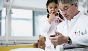 Médico e criança numa sala com iluminação Philips que ajuda o pessoal médico a ser mais feliz e produtivo