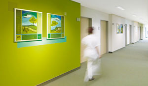 Enfermeira a caminhar no corredor de um hospital ecológico