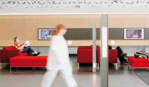 Ambiente otimizado na área de espera de um hospital com iluminação sustentável para cuidados de saúde Philips