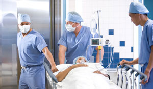 Médicos a transportar um doente iluminados por iluminação hospitalar Philips