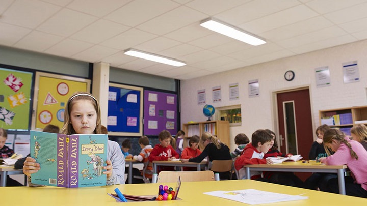Estudo: veja como a iluminação de escolas SchoolVision melhorou o desempenho dos estudantes comparativamente à iluminação das salas de aulas normais