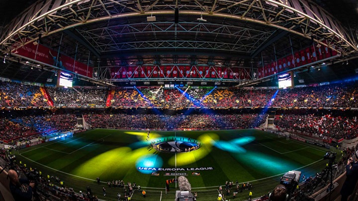 Efeitos de iluminação dinâmica – Luzes de arena da Philips