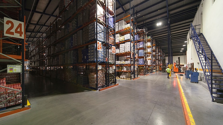 A iluminação industrial GreenWarehouse da Philips Lighting pode poupar até 50% de energia ao seu armazém
