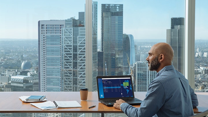 Sistema de iluminação da Philips Lighting: um painel de software alojado centralmente permite uma monitorização central das luminárias e das informações dos sensores