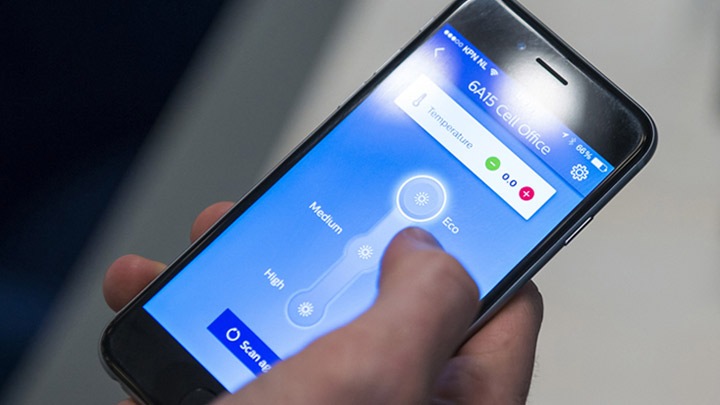 Sistema de iluminação inteligente da Philips Lighting: os trabalhadores utilizam a aplicação de controlo pessoal para personalizar os locais de trabalho