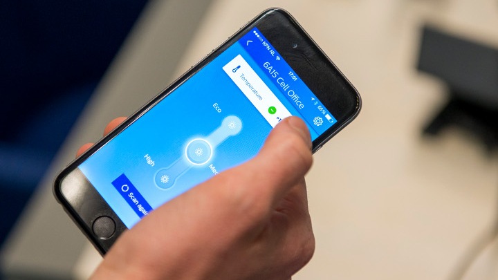 A Iluminação ligada (Escritório InterAct) da Philips Lighting permite a localização de caminhos por smartphone e definições personalizadas do local de trabalho