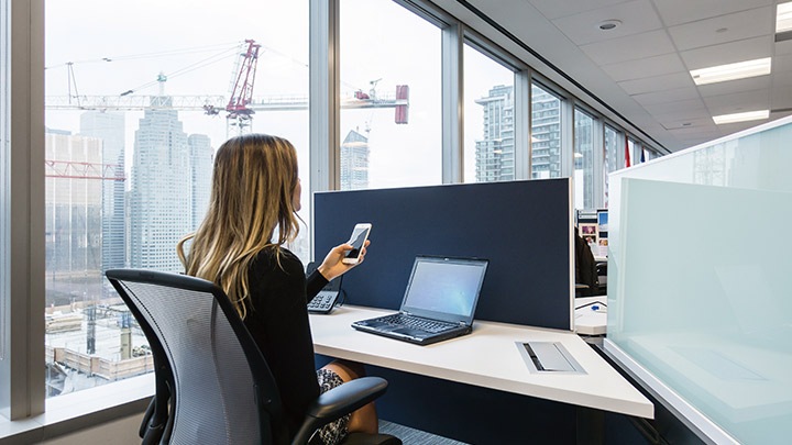 Sistema de iluminação inteligente da Philips Lighting: aumente a eficiência e a inovação no local de trabalho com uma API Aberta e uma rede de parceiros valiosa que possibilita o desenvolvimento de uma variedade de aplicações de software personalizadas.