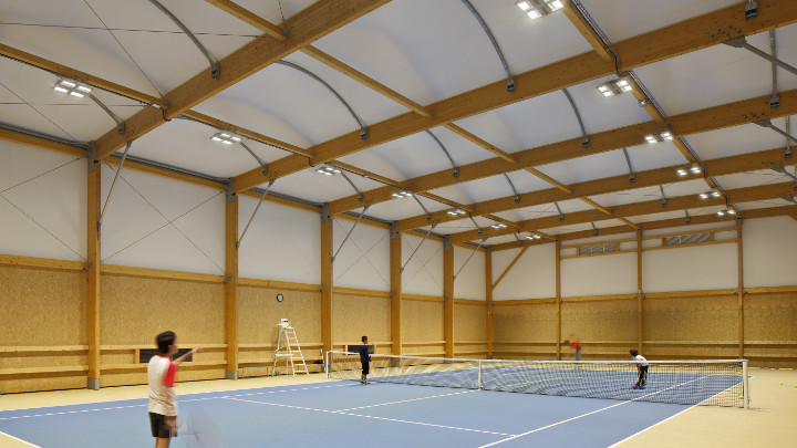 Iluminação de campo de ténis interior – iluminação de projeção LED interior