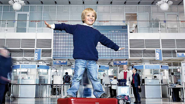 Criança a brincar num terminal de aeroporto bem iluminado