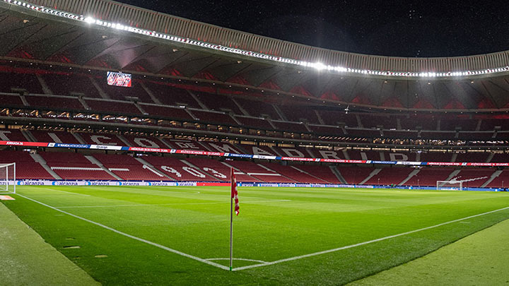 Arena e campo bem iluminado