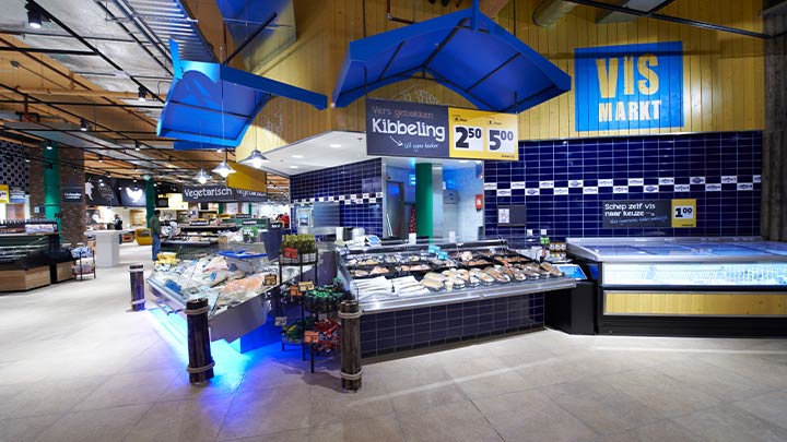 Corredores de supermercados bem iluminados
